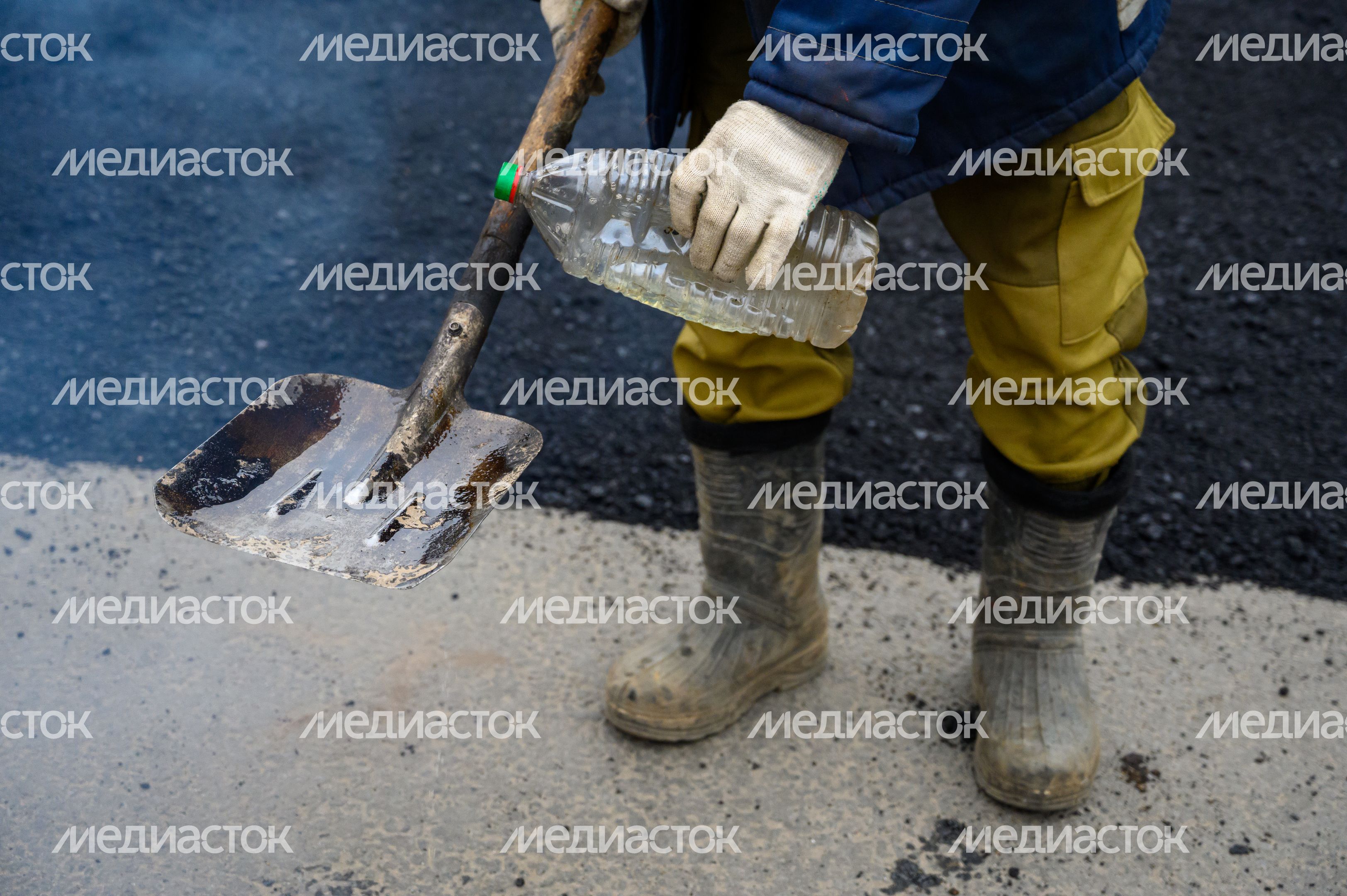 Рабочие Мособлводоканала укладывают асфальт в Орехово-Зуево после ремонта водопровода Рабочие Мособлводоканала укладывают асфальт в Орехово-Зуево после ремонта водопровода