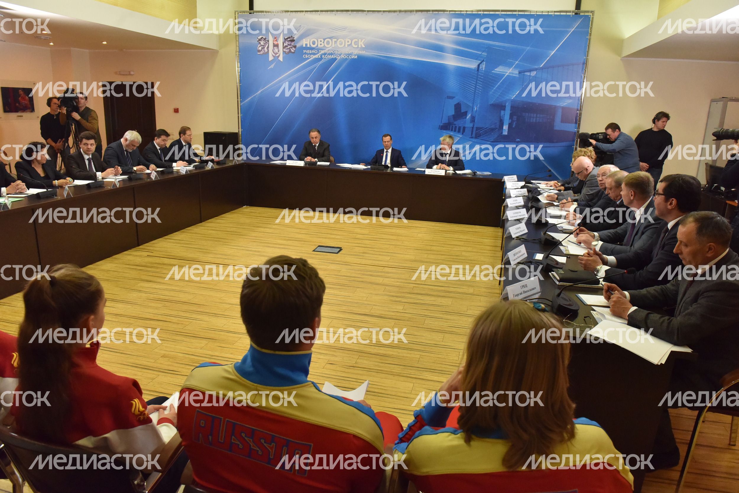 Губернатор принимает участие в совещании с премьер-министром РФ в Подмосковье Губернатор принимает участие в совещании с премьер-министром РФ в Подмосковье