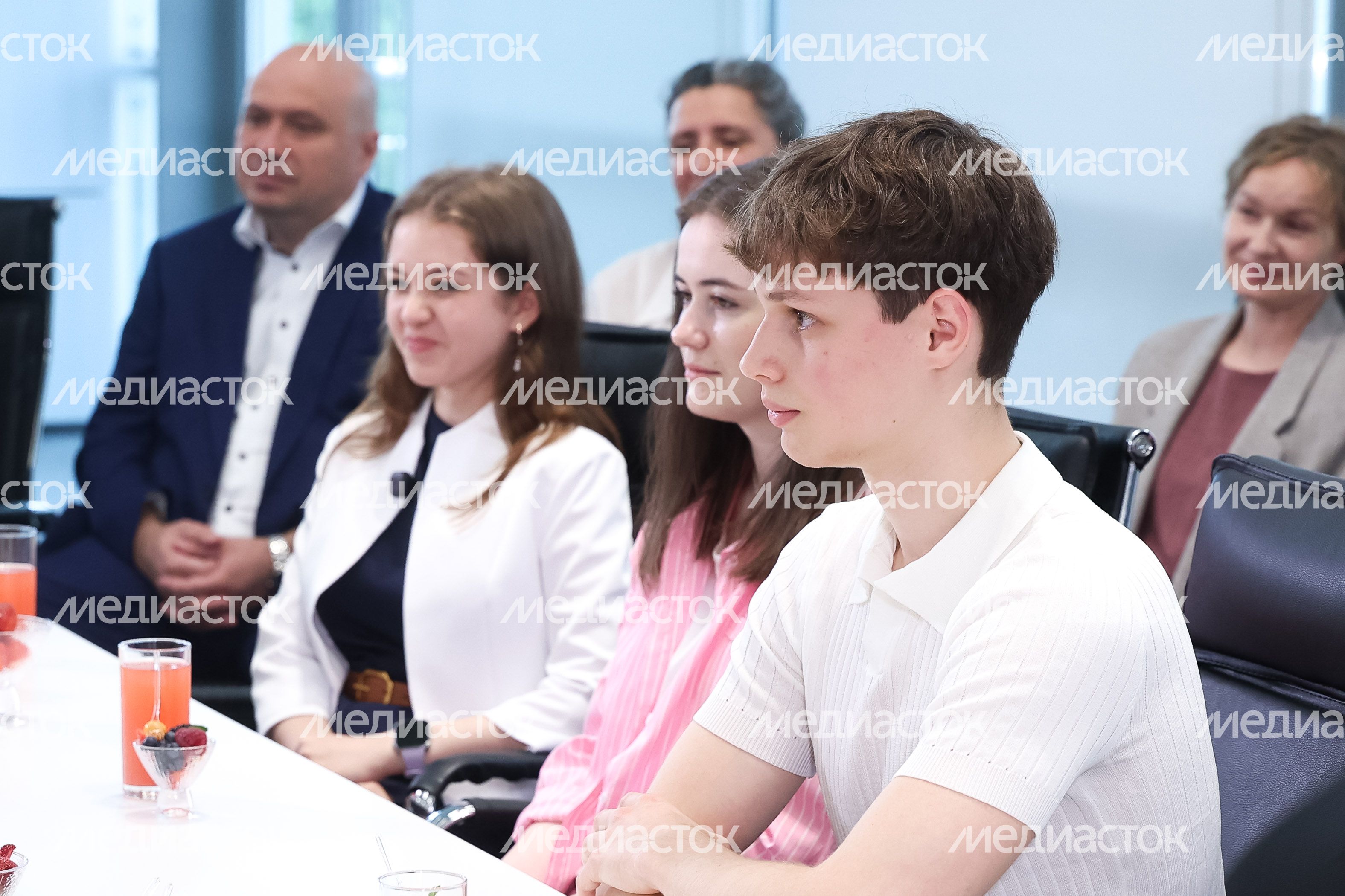 Андрей Воробьев поздравил подмосковных школьников, показавших отличные результаты на ЕГЭ