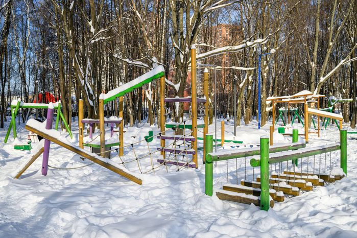 Детская площадка в Наташинском парке зимой в Люберцах