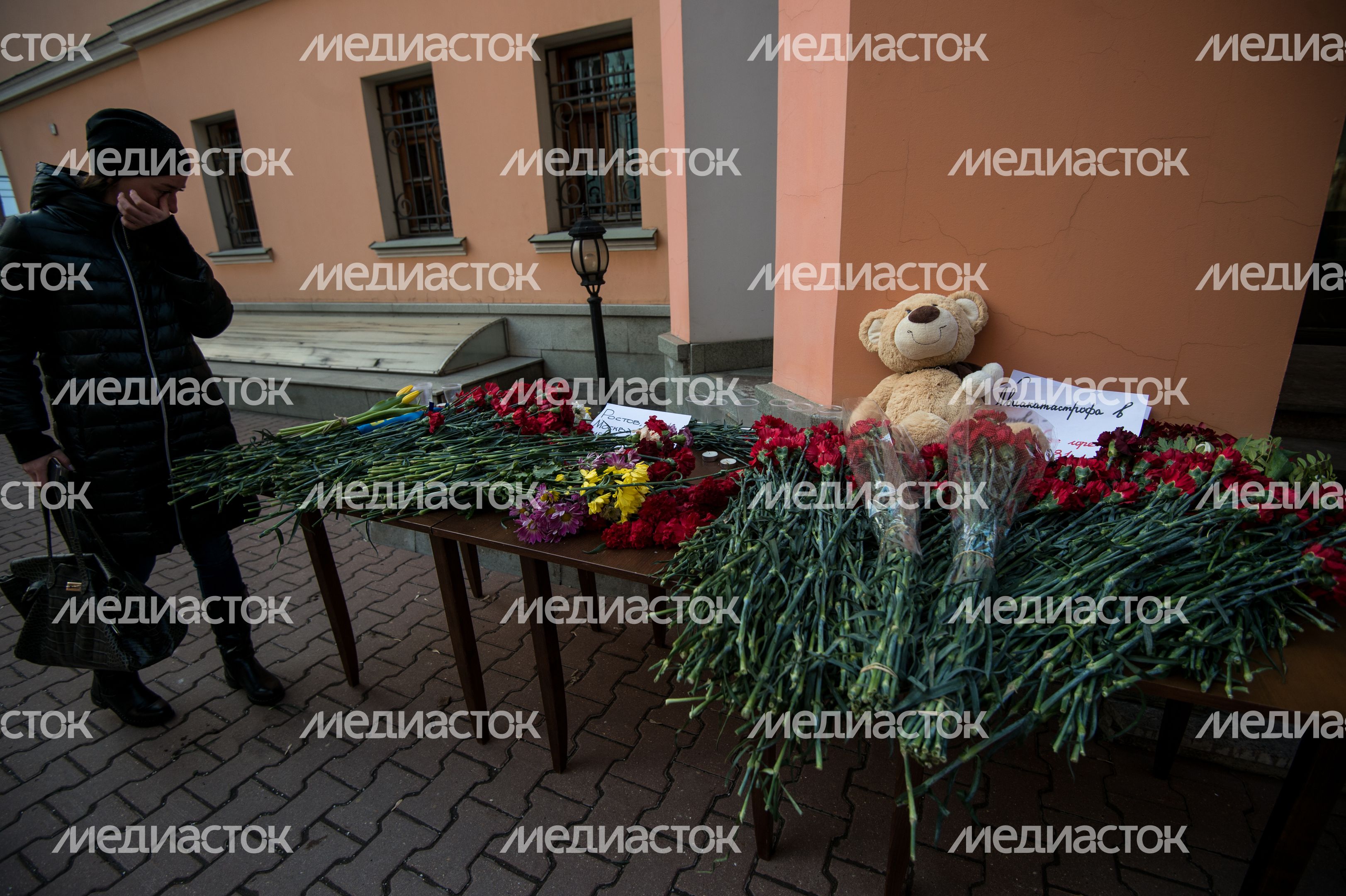 Москвичи несут цветы в знак скорби по погибшим в авиакатастрофе в Ростове-на-Дону