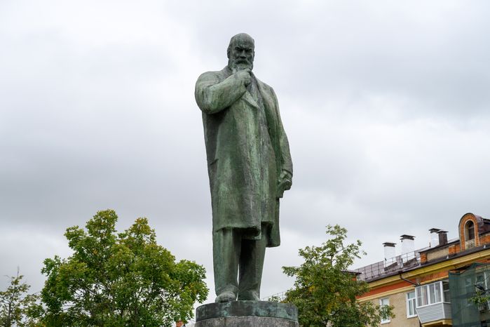 Памятник Николаю Егоровичу Жуковскому на аллее «Создатели авиации России» в Жуковском