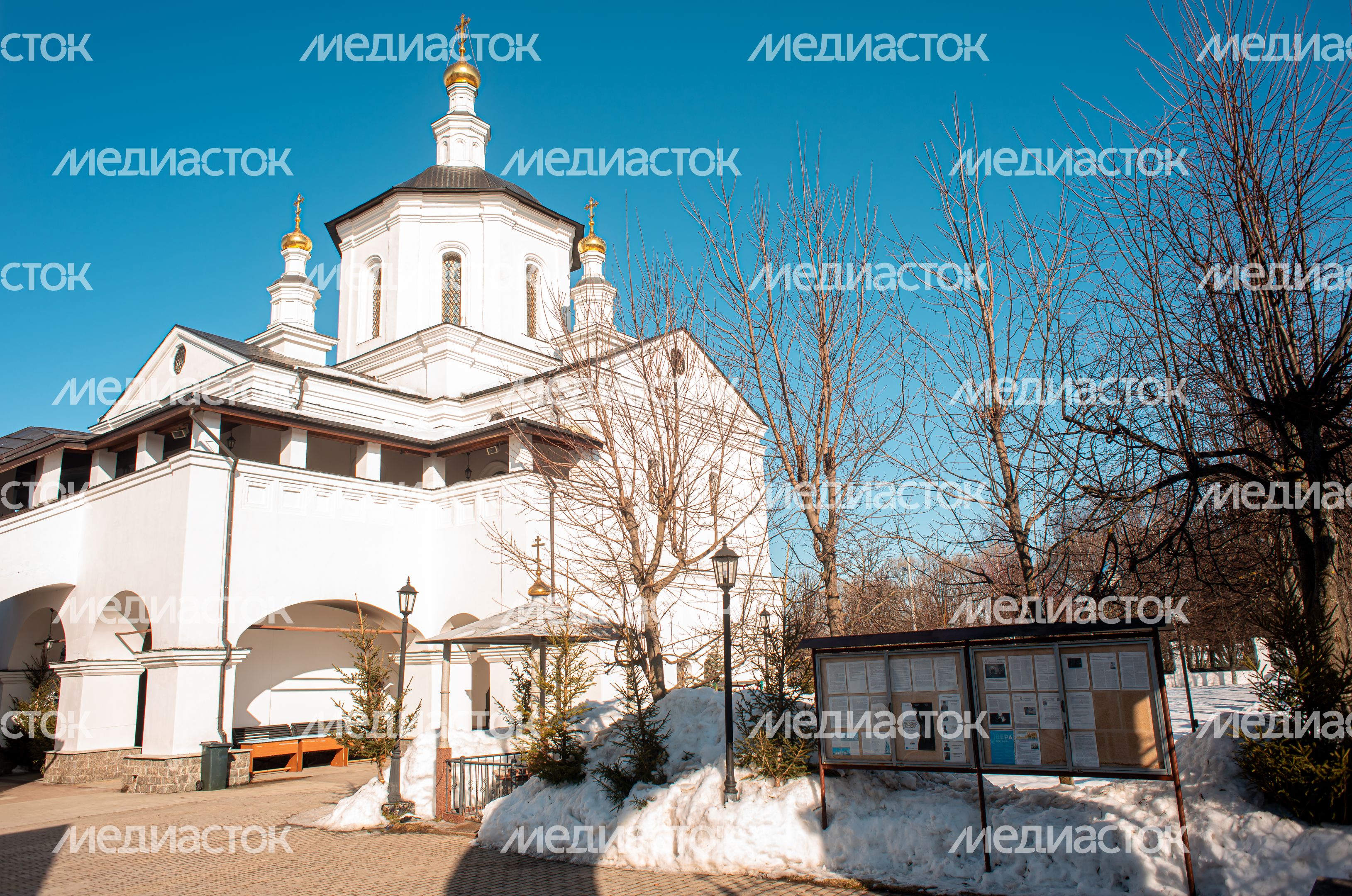 Зимние виды Церкви Троицы Живоначальной в селе Троицкое