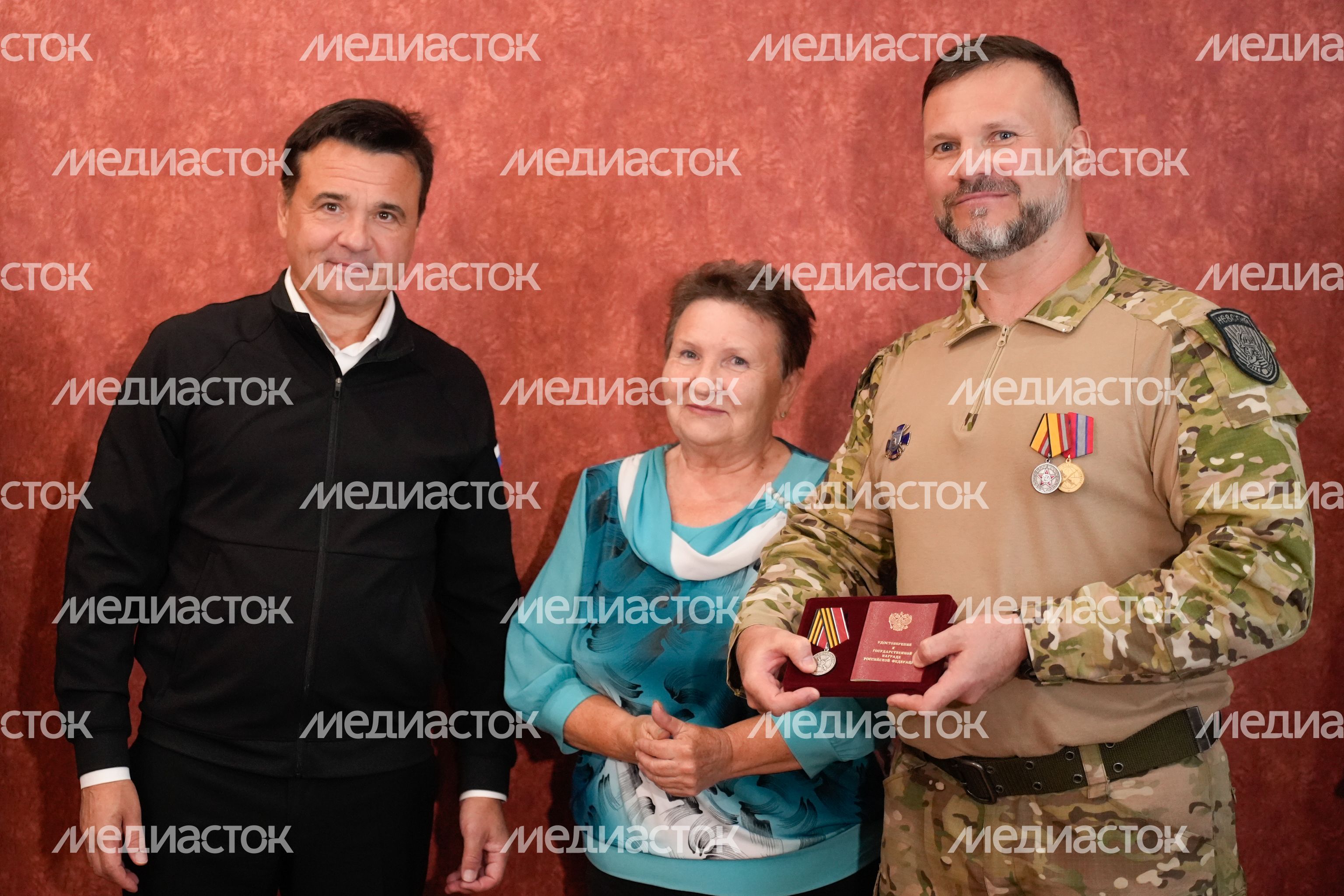 Андрей Воробьев навестил ветерана СВО Дениса Лелькова и вручил ему медаль "За храбрость" II степени
