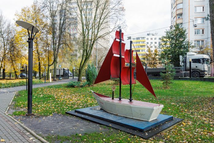 Жанровая скульптура «Корабль» в Центральном парке культуры и отдыха в Ногинске осенью