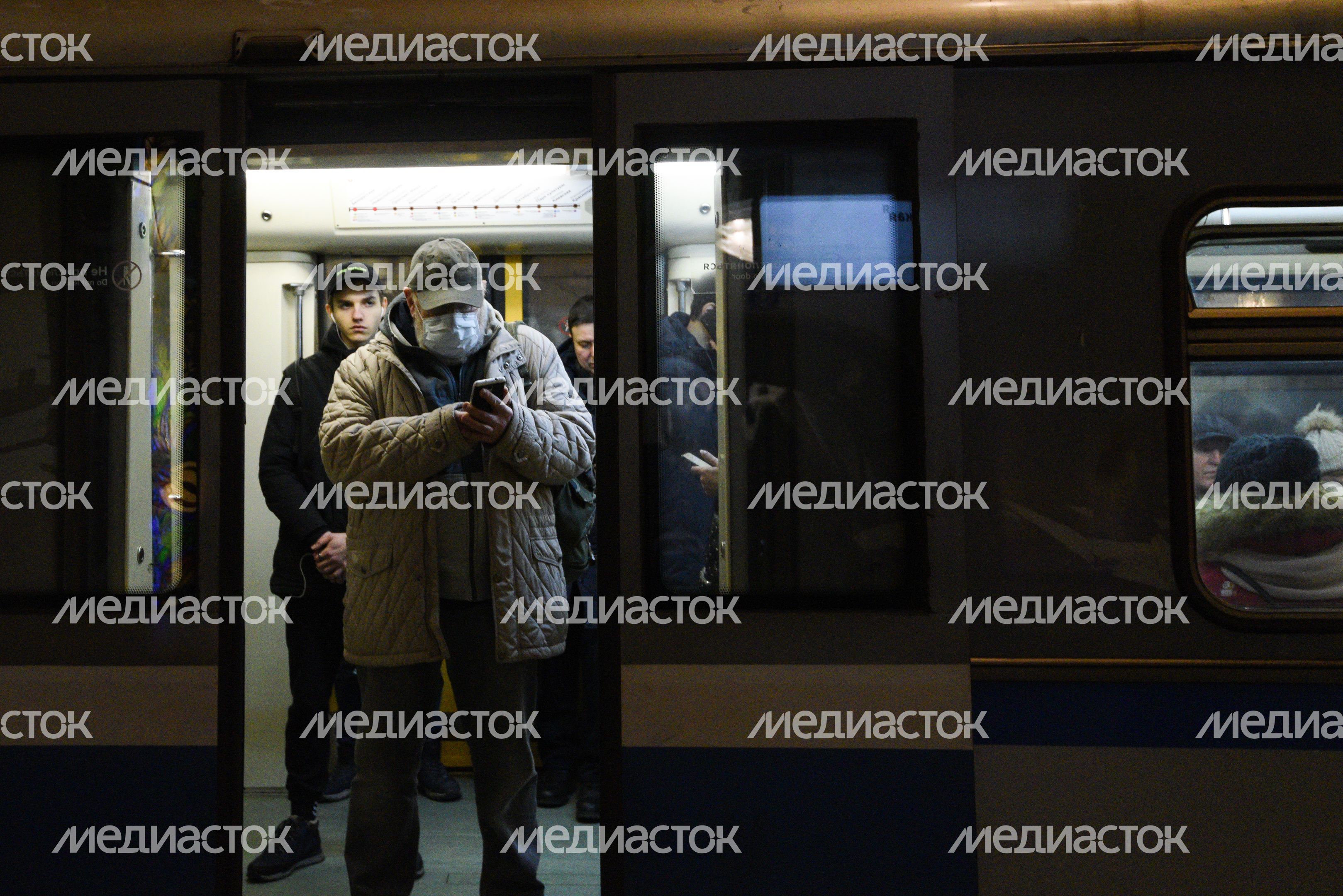Люди в масках в период эпидемии коронавируса