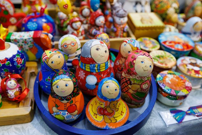 Сувенир народных промыслов Подмосковья - матрешка - на выставке-ярмарке «Ладья»