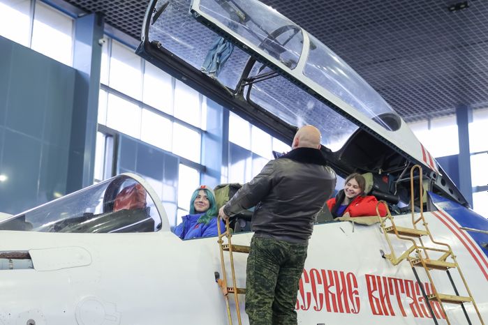 Активисты "Движения первых" встретились с участниками пилотажных групп "Стрижи" и "Русские витязи"