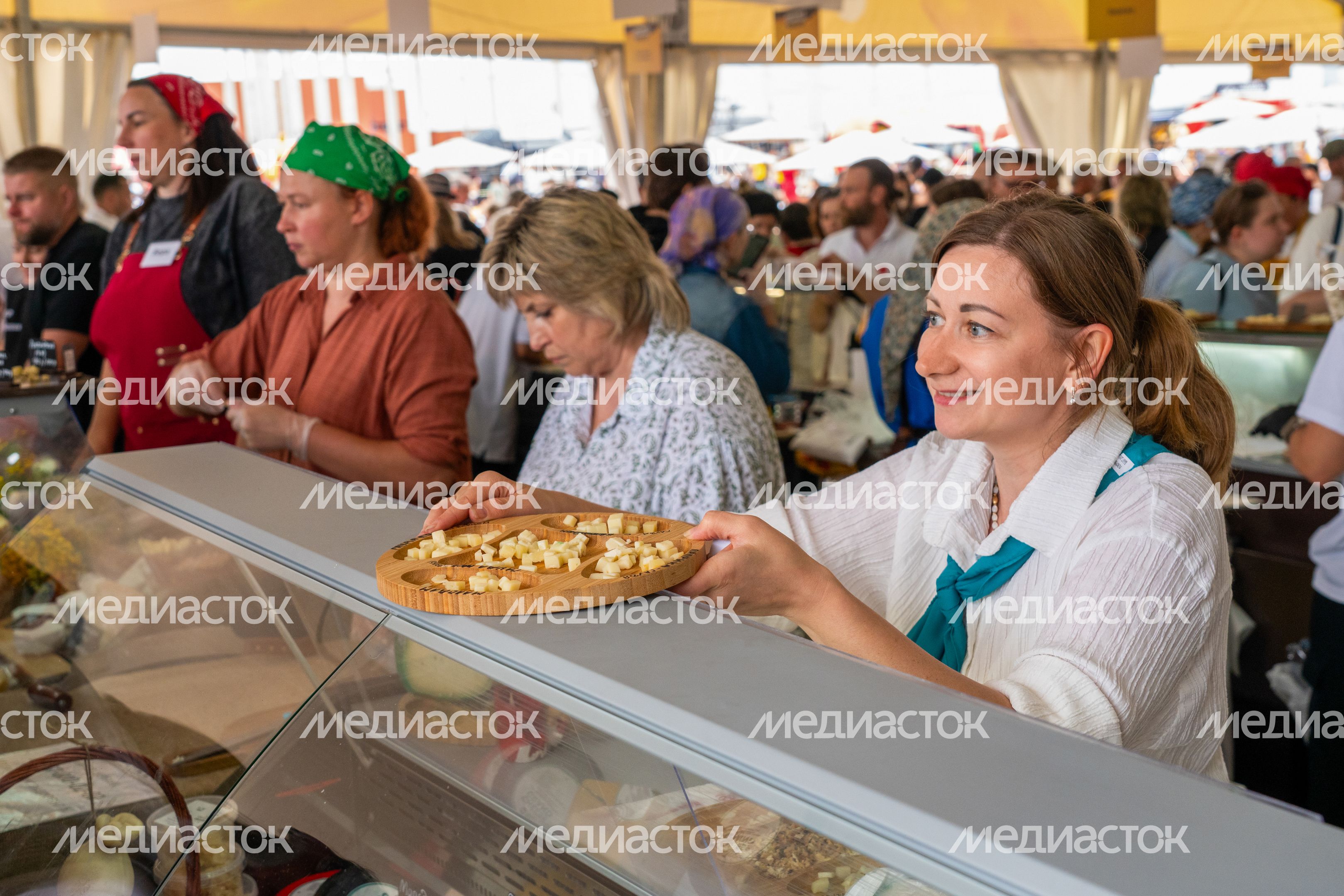 Торговля сыром на Сырном фестивале в Истре Торговля сыром на Сырном фестивале в Истре