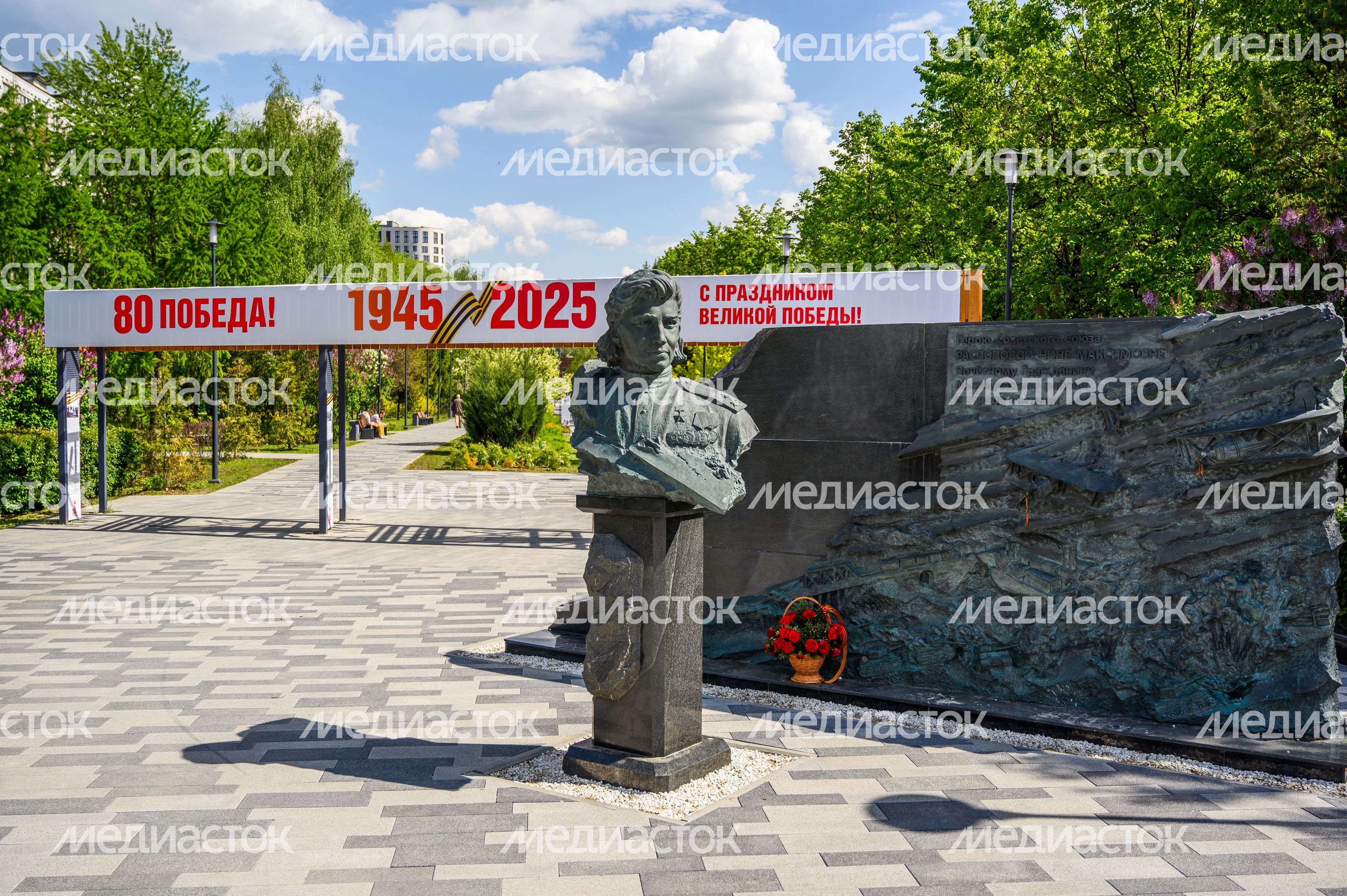 Памятник летчице Нине Распоповой в парке Ветеранов в Мытищах Памятник летчице Нине Распоповой в парке Ветеранов в Мытищах