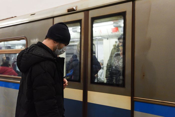 Люди в масках в период эпидемии коронавируса