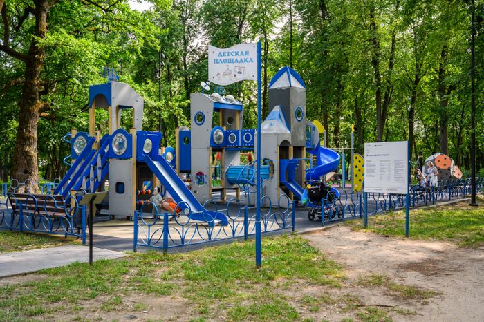 Детская площадка в парке культуры и отдыха им. Олега Степанова в Серпухове летом