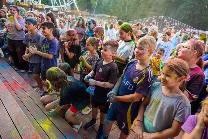 Фестиваль красок Holi Dance в Наташинском парке в Люберцах