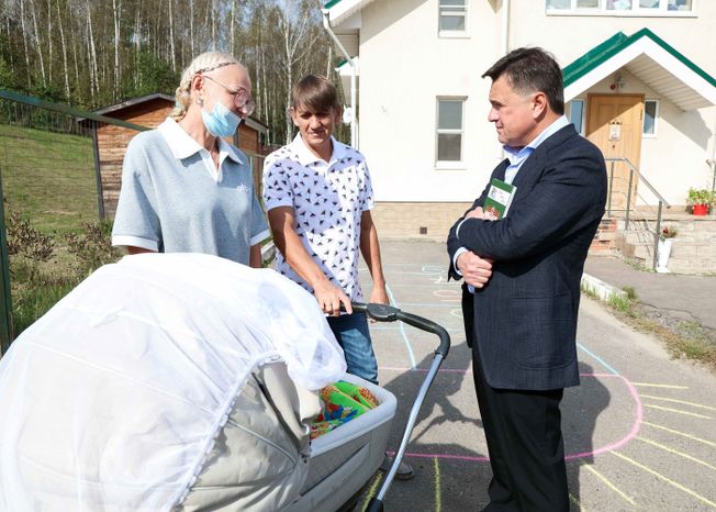 Андрей Воробьев навестил многодетную семью, воспитывающую особенных деток