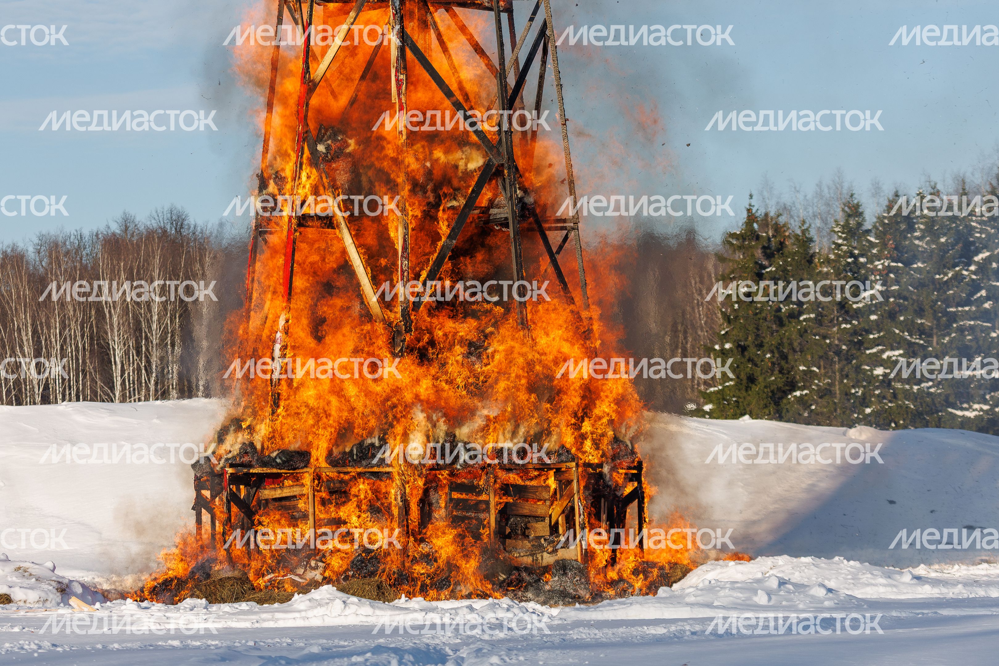 В Горках Ленинских сожгли самое высокое в России чучело Масленицы В Горках Ленинских сожгли самое высокое в России чучело Масленицы
