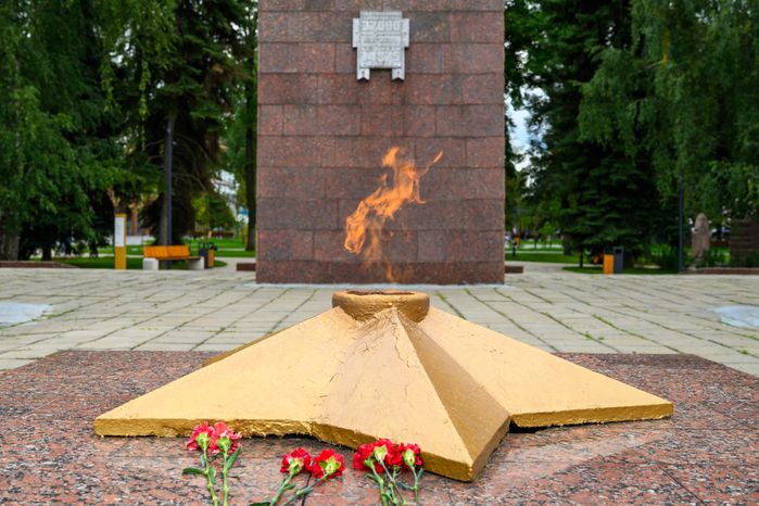 Вечный огонь у мемориала Победы на площади Победы в Ногинске Богородского округа