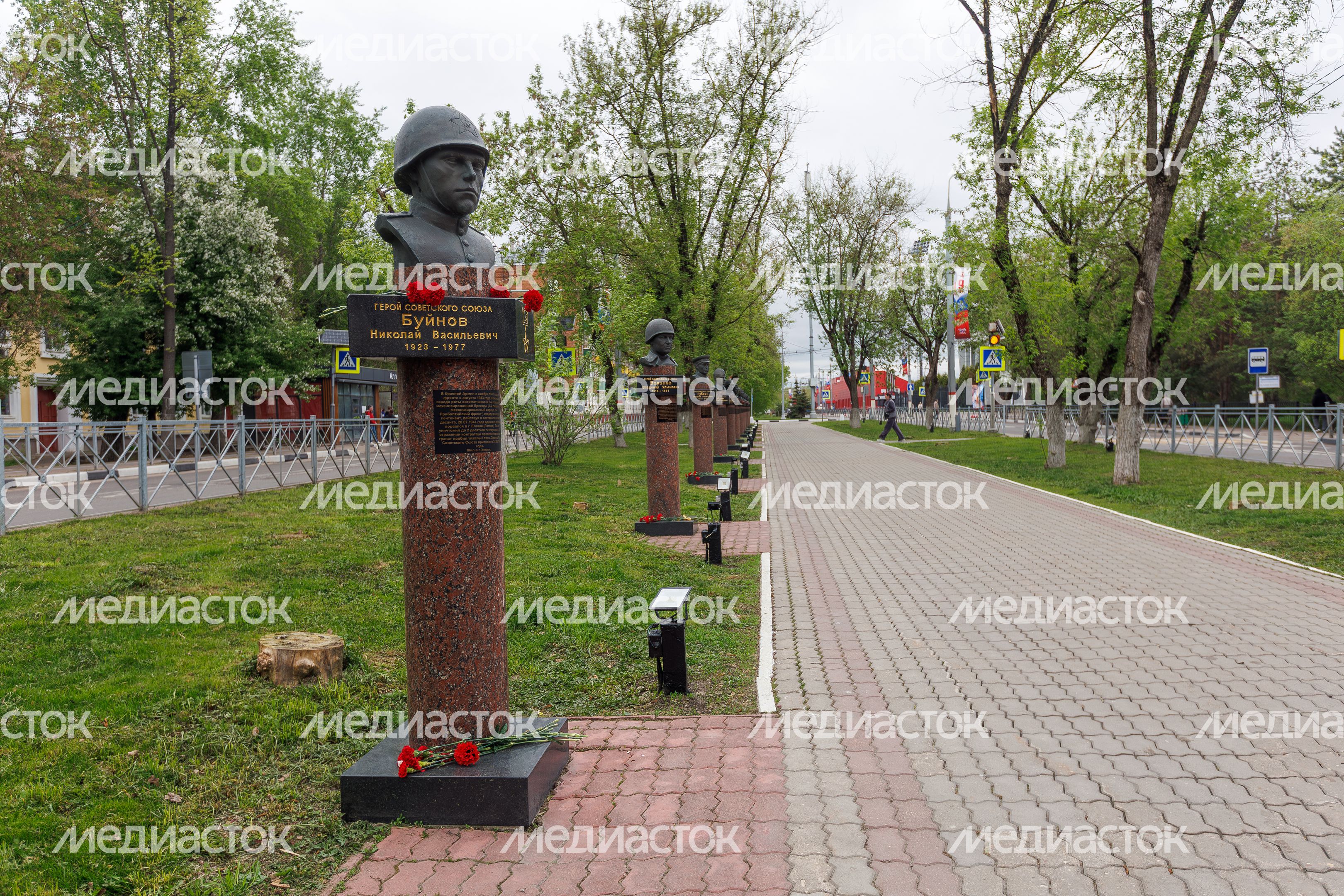 Весенние виды города Химки. Аллея Героев Советского Союза Весенние виды города Химки. Аллея Героев Советского Союза