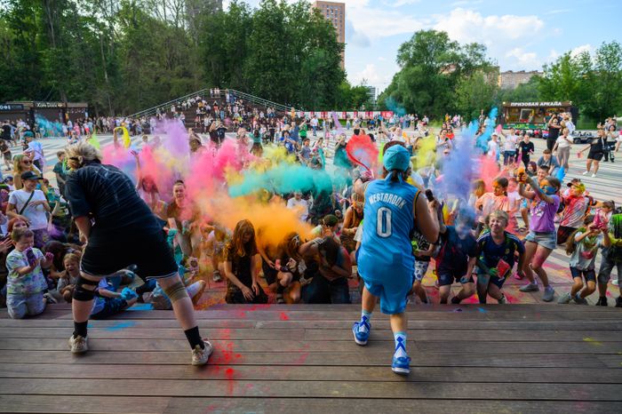 Фестиваль красок Holi Dance в Наташинском парке в Люберцах