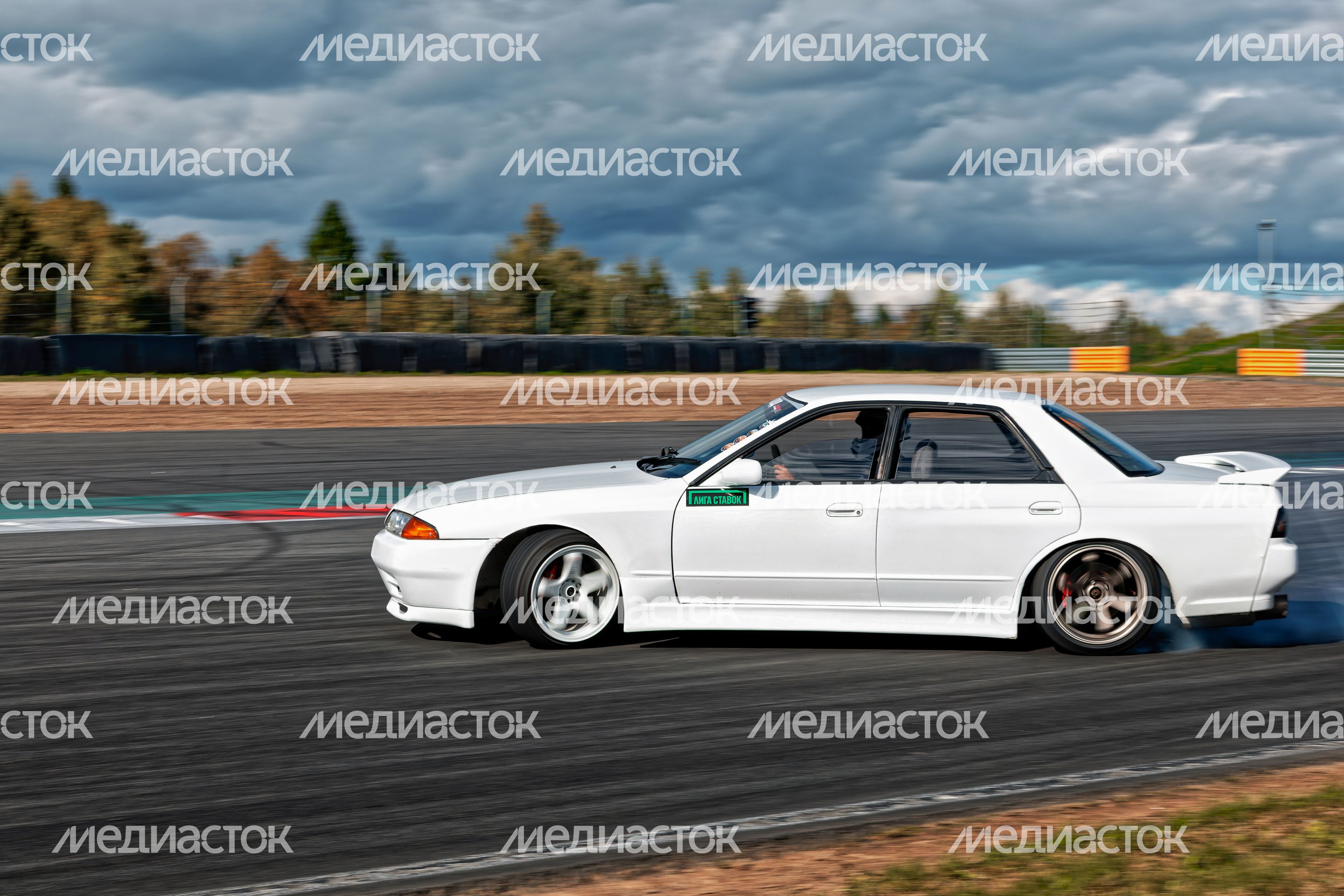 Дрифт-гонка автомобилей по автодрому Moscow Raceway на фестивале «Дрифт Экспо» в Волоколамске