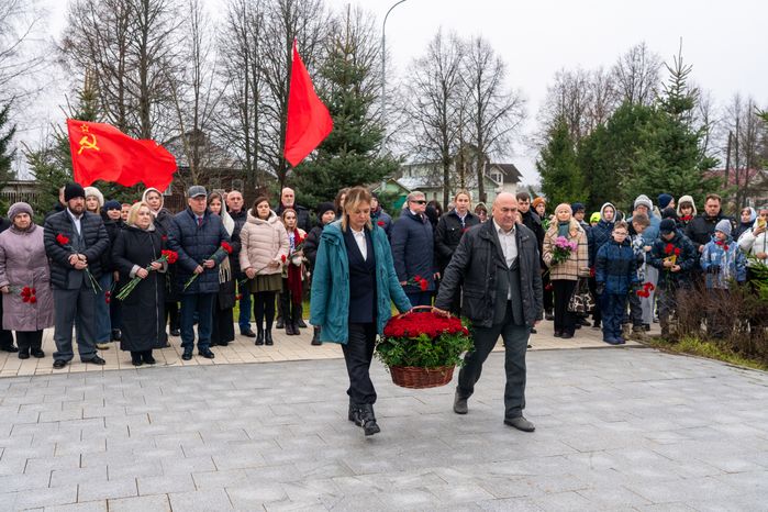Возложение цветов к месту казни Зои Космодемьянской в музее «Зоя» Рузского округа