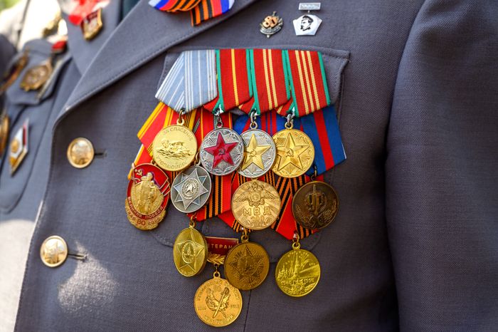 Боевые награды на кителе ветерана