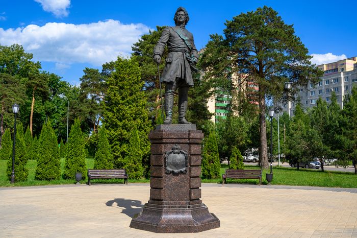 Скульптурная композиция «Петр I» в Никольском парке города Лосино-Петровский