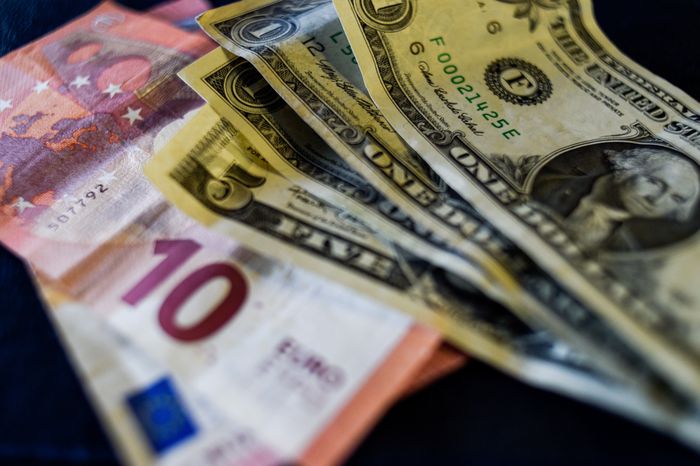 Денежные купюры евро и долларов США