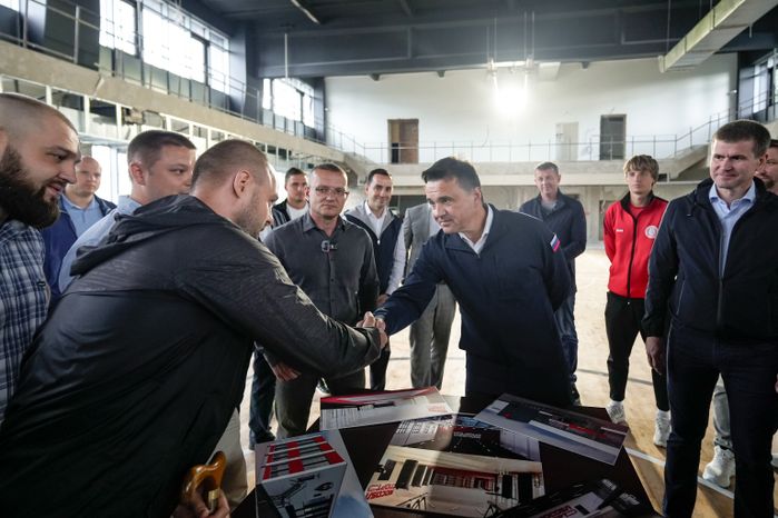 Андрей Воробьев проверил ход работ по реконструкции спортшколы "Феникс" в Ликино-Дулево