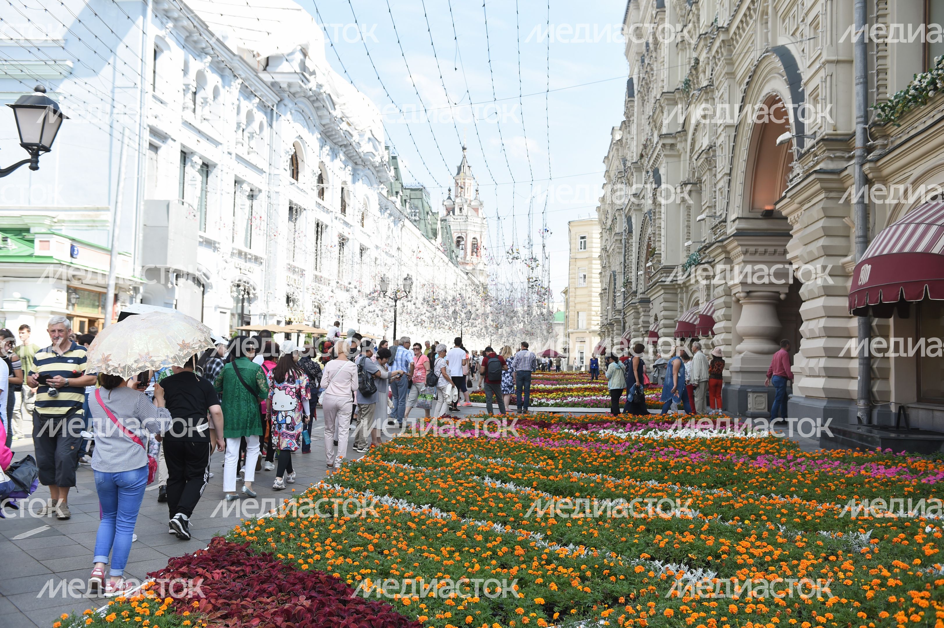 Юбилейный фестиваль цветов в ГУМе в Москве