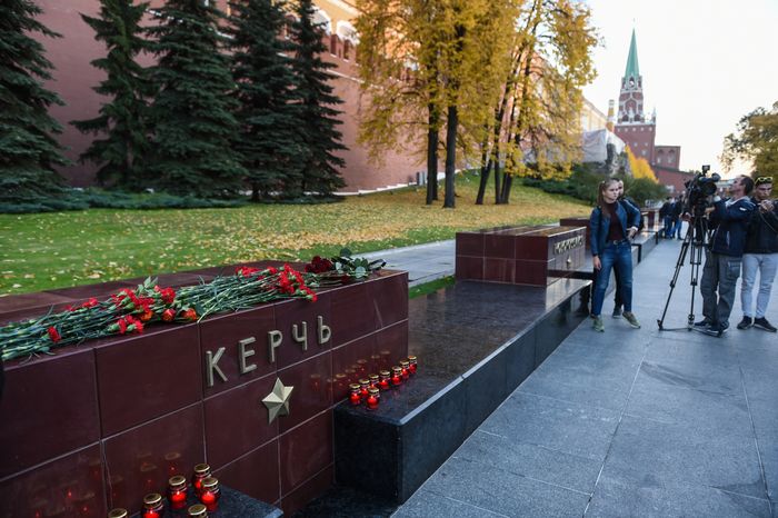Возложение цветов к мемориалу города Керчь в Москве