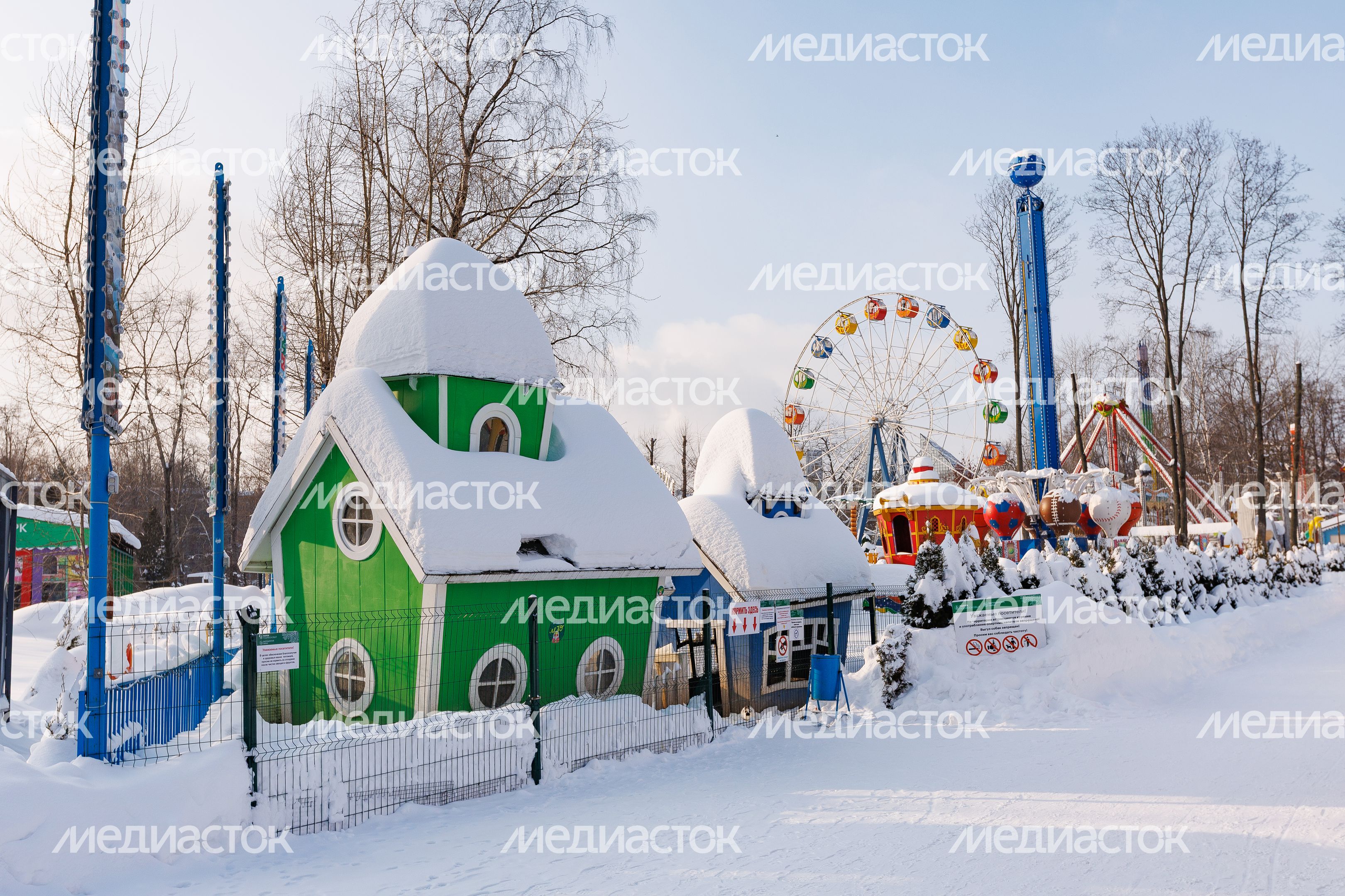 Парк аттракционов в Центральном парке культуры и отдыха «Парк Мира» в Мытищах