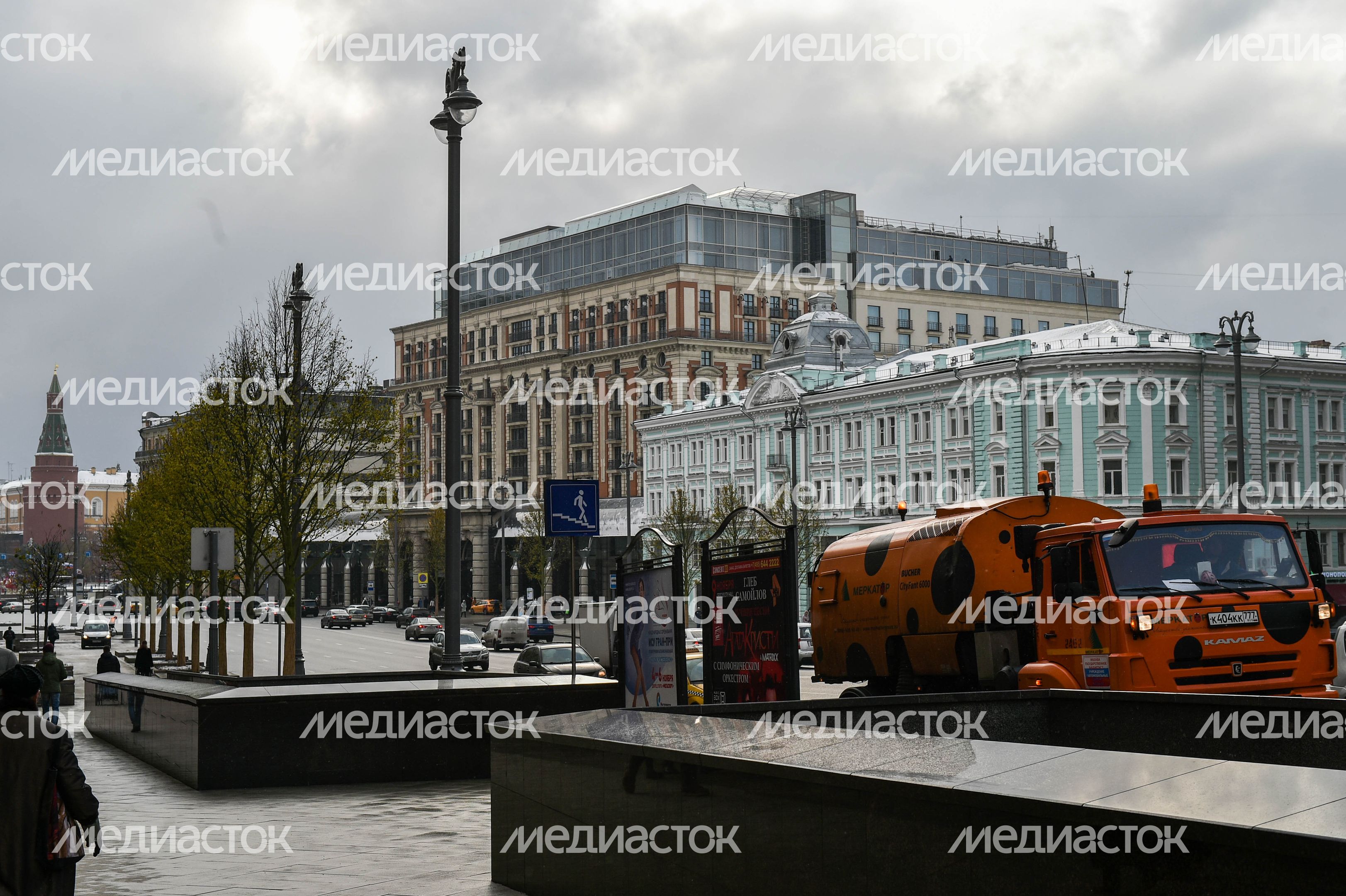 Посадка лип на Тверской улице