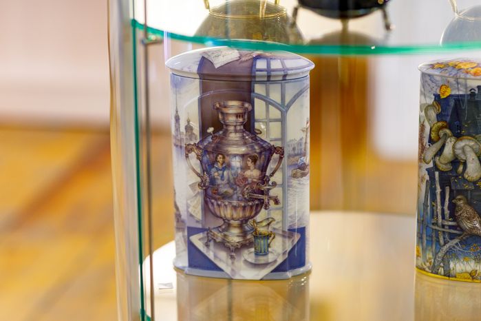 Коробка для чая на лаковой миниатюре Федоскино на выставке «Фантазии полет и рук творенье…»