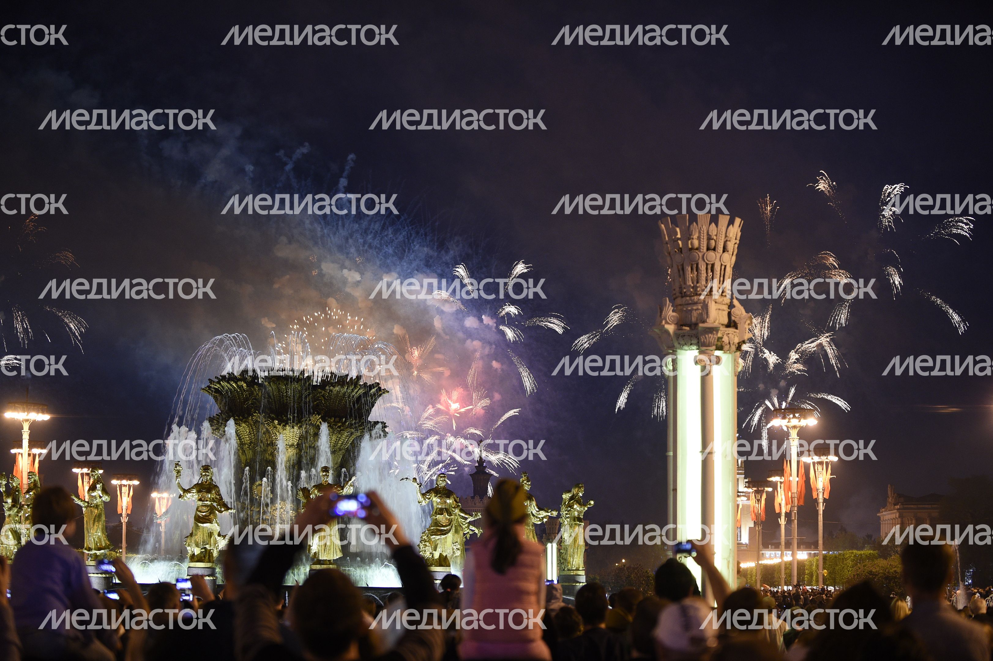 Салют в честь Дня Победы на ВДНХ в Москве