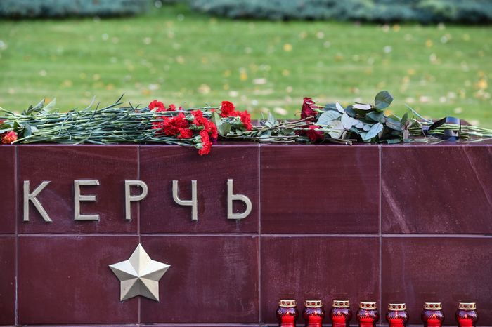 Возложение цветов к мемориалу города Керчь в Москве