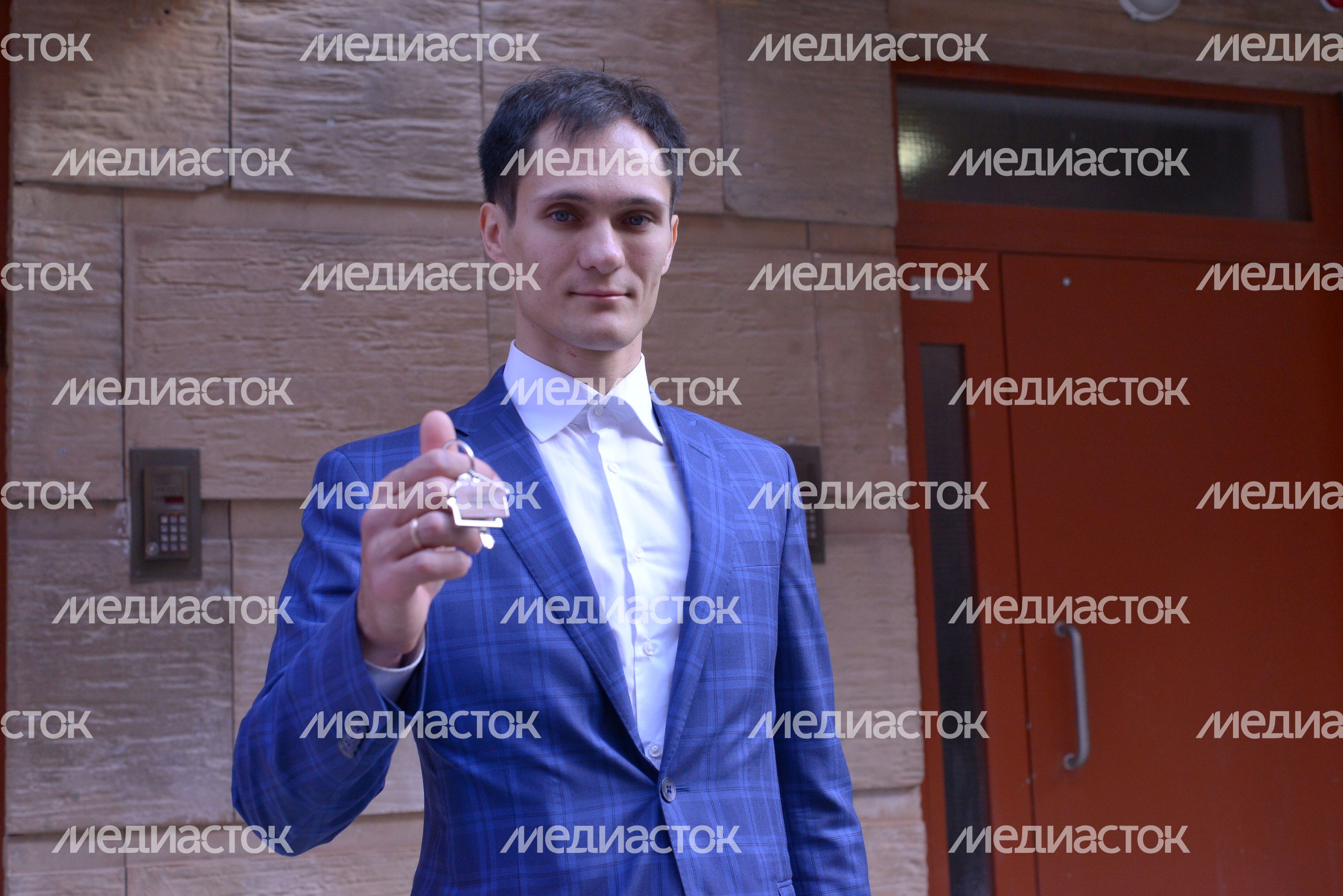 Вручение ключей от квартиры олимпийскому чемпиону Владимиру Григорьеву
