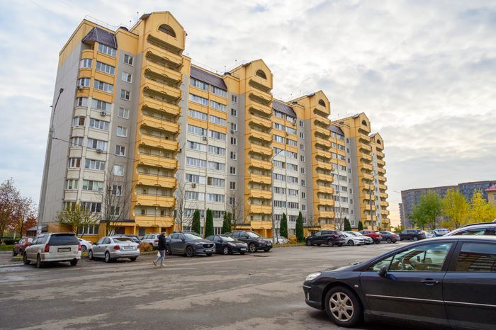 Многоквартирный дом в микрорайоне Авиационный в Домодедово осенью