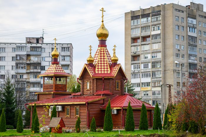 Церковь Державной иконы Божией Матери в микрорайоне Авиационный в Домодедово осенью