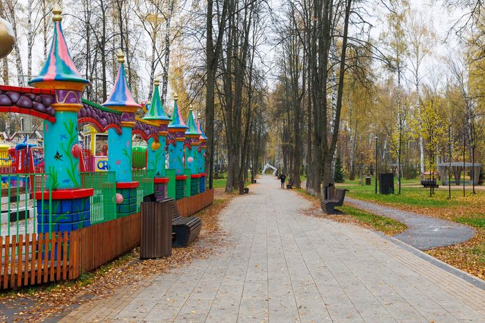Аттракционы в Центральном парке культуры и отдыха города Пушкино осенью