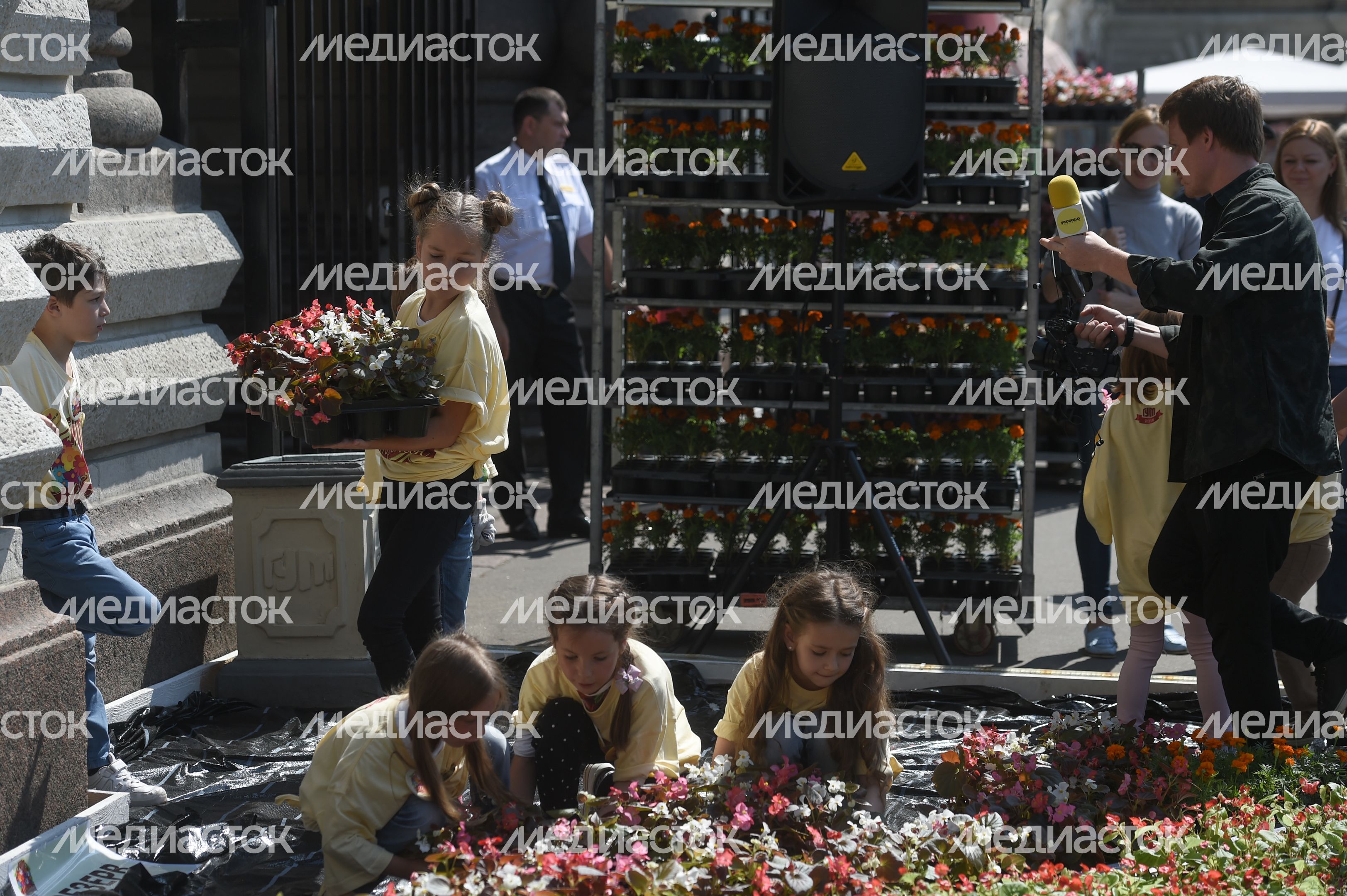 Юбилейный фестиваль цветов в ГУМе в Москве