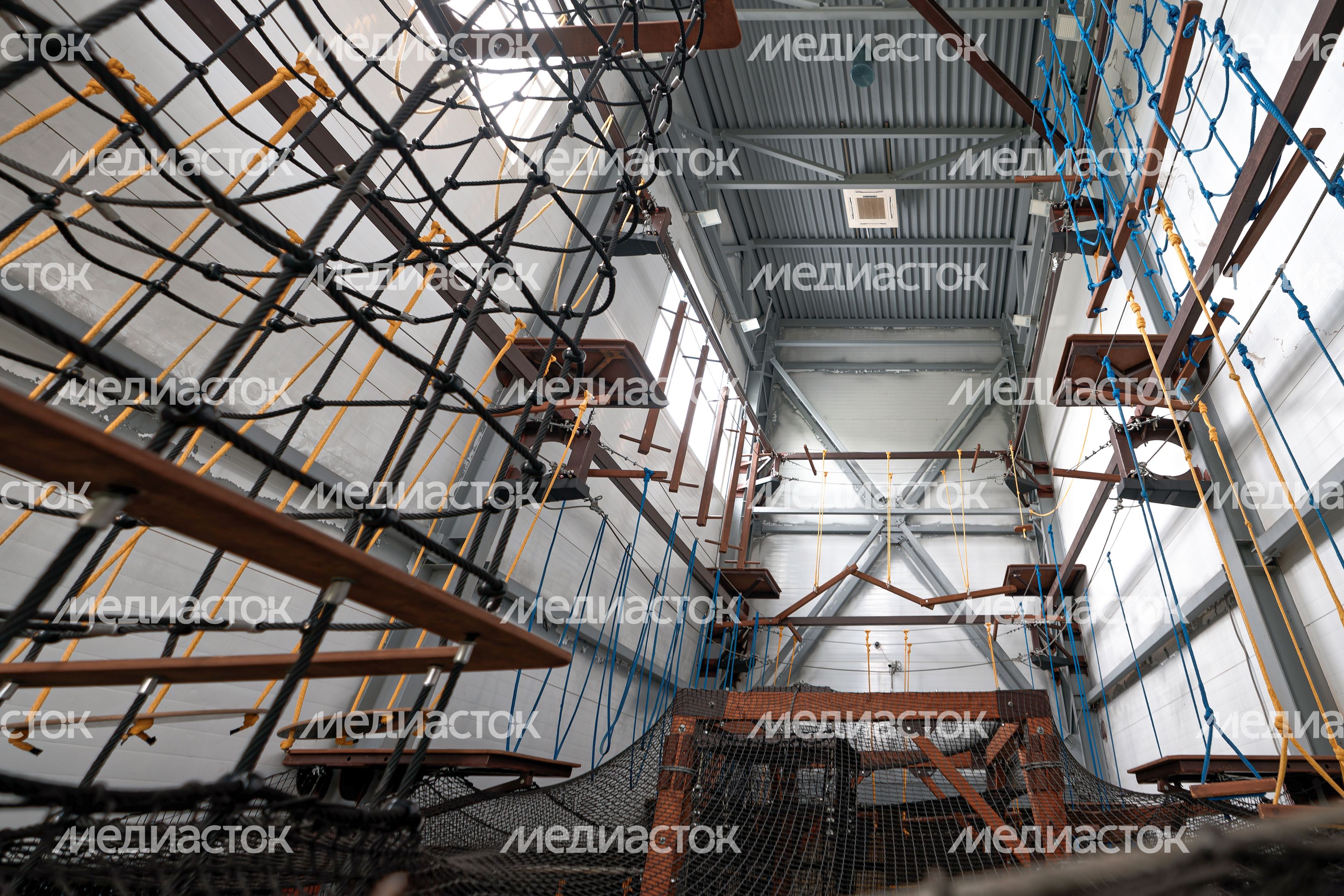 Лабиринт и веревочный городок в спортивно-развлекательном парке Freezone в Чехове Лабиринт и веревочный городок в спортивно-развлекательном парке Freezone в Чехове