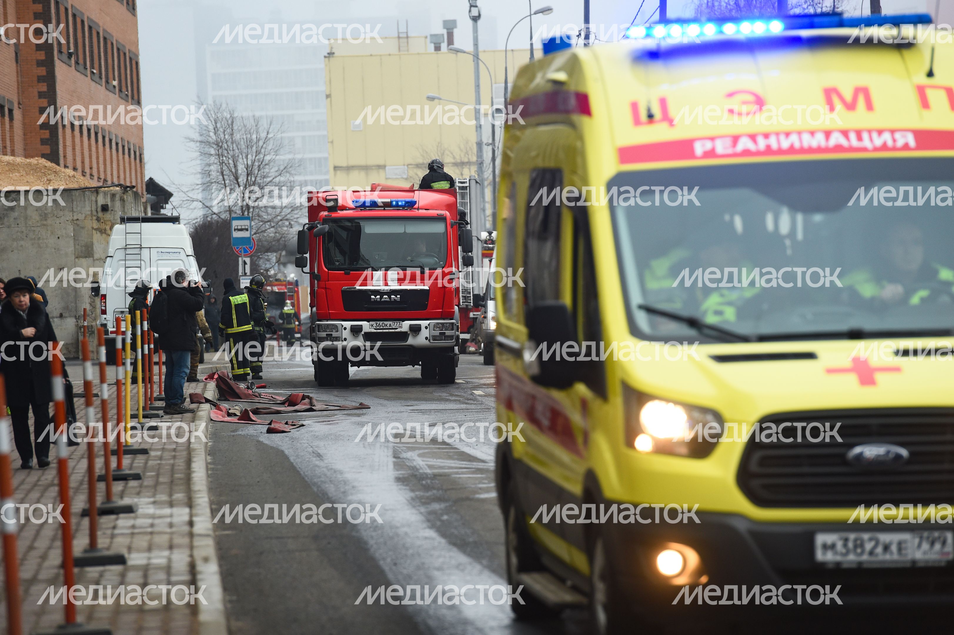 Пожар в складском помещении на улице Маршала Прошлякова в Москве