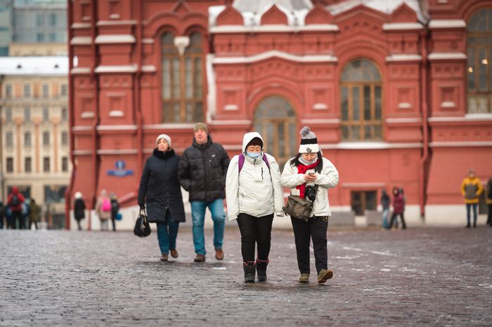 Люди в масках в период эпидемии коронавируса