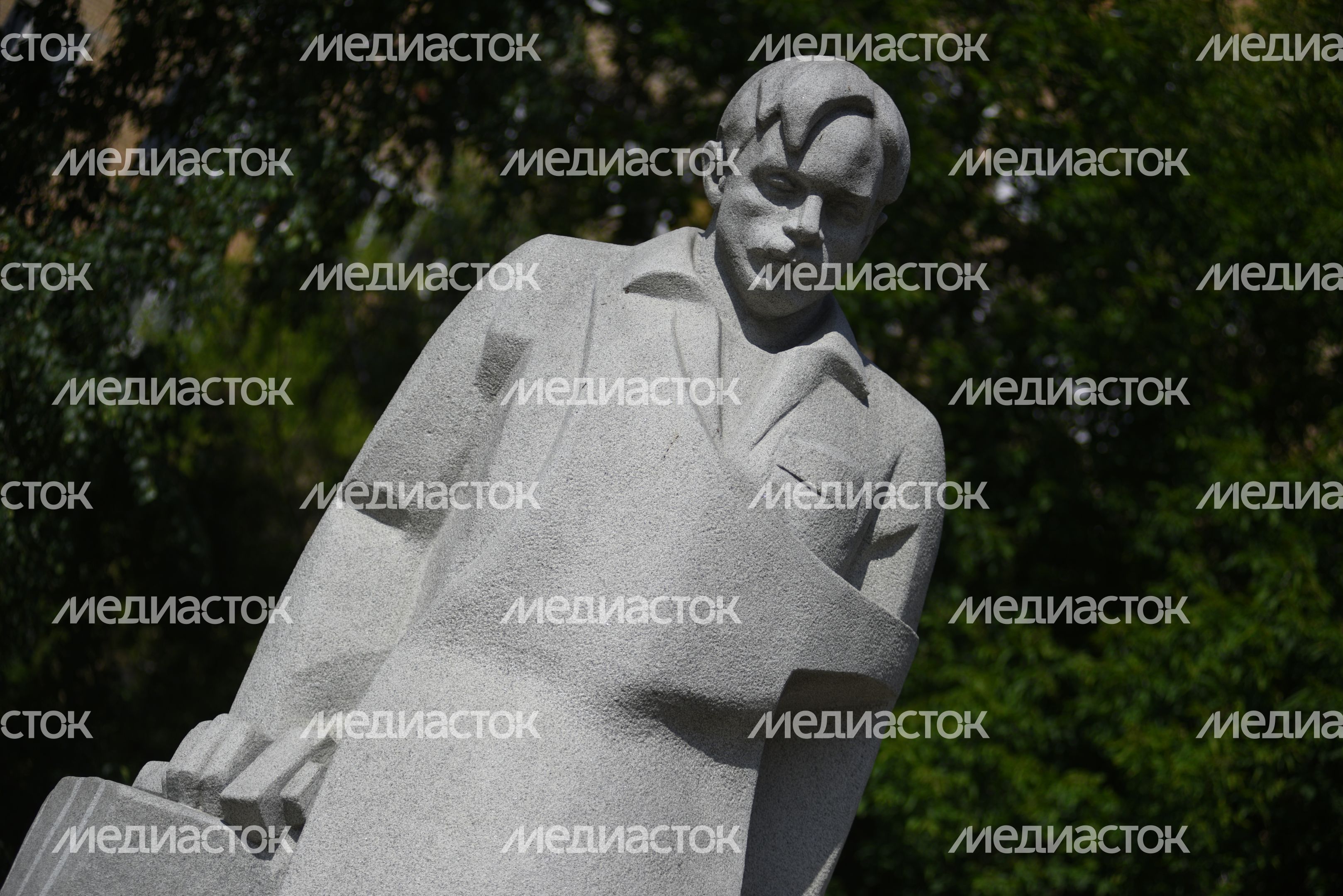 Памятник рабочему-строителю Пацаеву в Долгопрудном