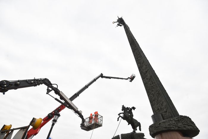 Промывка после зимы Монумента Победы на Поклонной горе в Москве