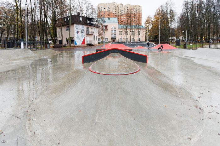Скейтплощадка в Центральном парке культуры и отдыха города Пушкино осенью