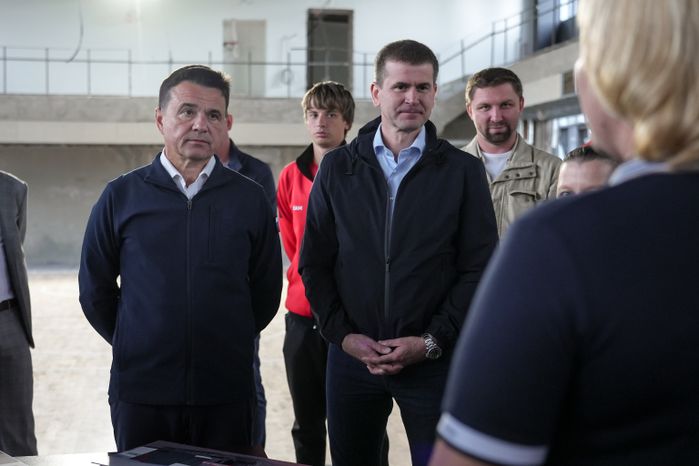 Андрей Воробьев проверил ход работ по реконструкции спортшколы "Феникс" в Ликино-Дулево