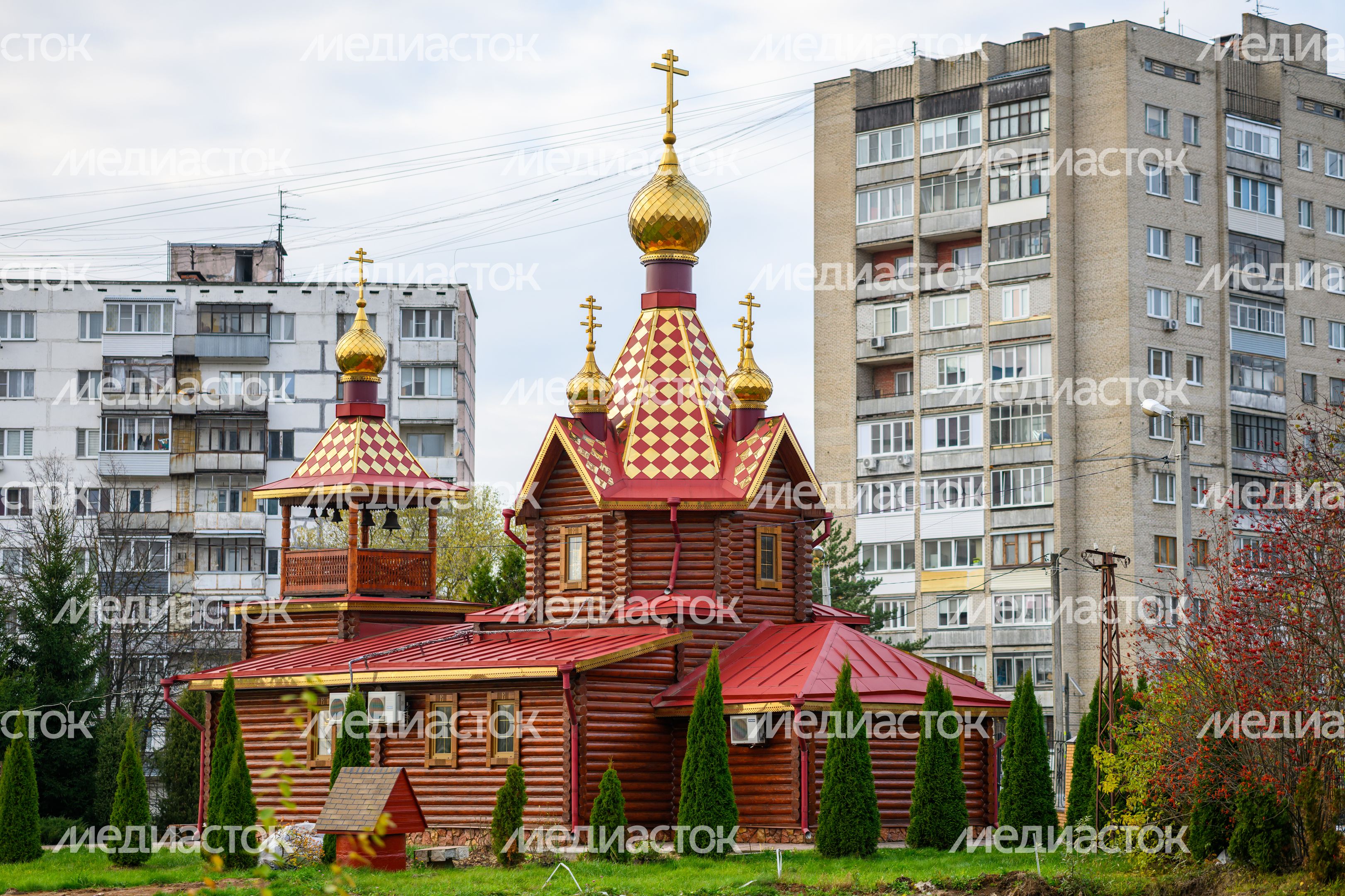 Церковь Державной иконы Божией Матери в микрорайоне Авиационный в Домодедово осенью Церковь Державной иконы Божией Матери в микрорайоне Авиационный в Домодедово осенью