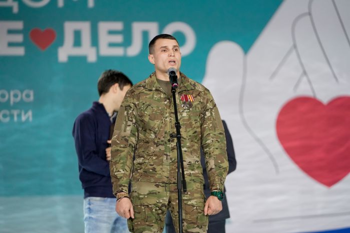 Матери бойцов СВО встретились с сыновьями на церемонии вручения премии "Мы рядом. Доброе дело"
