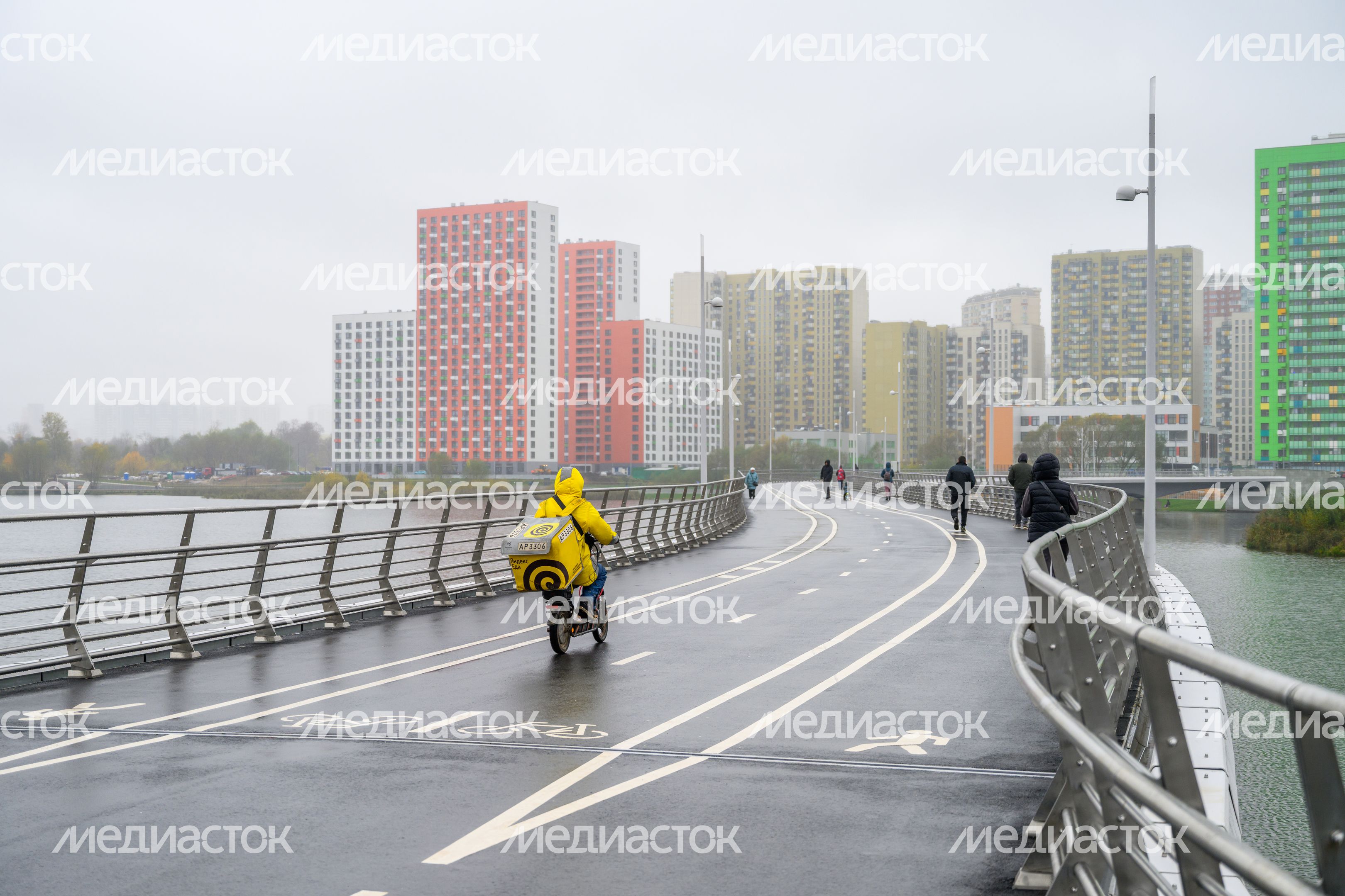 Пешеходный мост через озеро Черное соединил Люберцы и Москву Пешеходный мост через озеро Черное соединил Люберцы и Москву